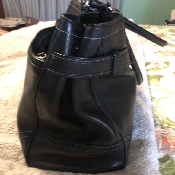 Lg Coach Satchel Pet & Smoke Free - Picture 2 of 13